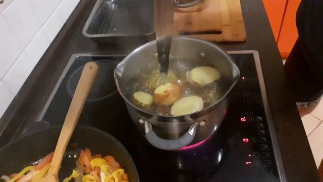 Запечённый картофель в духовке. Baked potatoes in the oven. смотреть онлайн