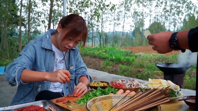 菜市場掃蕩，秋妹今天做“牛肉串串”，裹著香菜小米辣，一口一串，安逸！ 【顏美食】 смотреть онлайн