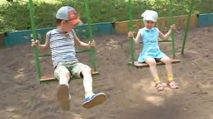 Мальчик странно катался на качелях. И вот чем закончилось... или На одном ракурсе