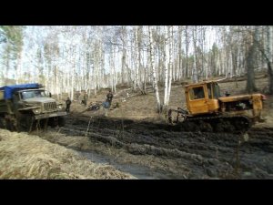 Tractor DT-75 pulls the truck out of the mud Ural 5557 /// Трактор ДТ-75 вытаскивает Урал 5557