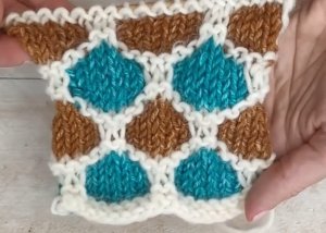 Как вязать 3-цветный сотовый узор спицами