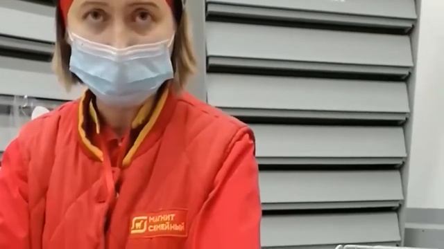Неадекватная кассир магазина Магнит нарушает свои должностные инструкции. Позор! смотреть онлайн
