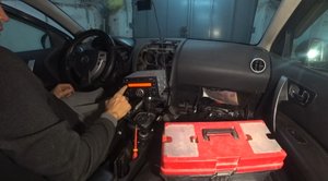 Замена штатной магнитолы Ниссан Кашкай 2008г. Затем старую разобрал, чтобы вынуть диски