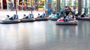Видео про машинки Аттракцион в парке Пратер, Австрия. Bumper car attraction in Prater park, Austria