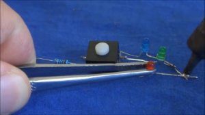 ОДНОЙ КНОПКОЙ ПЕРЕКЛЮЧАЮ ТРИ СВЕТОДИОДА