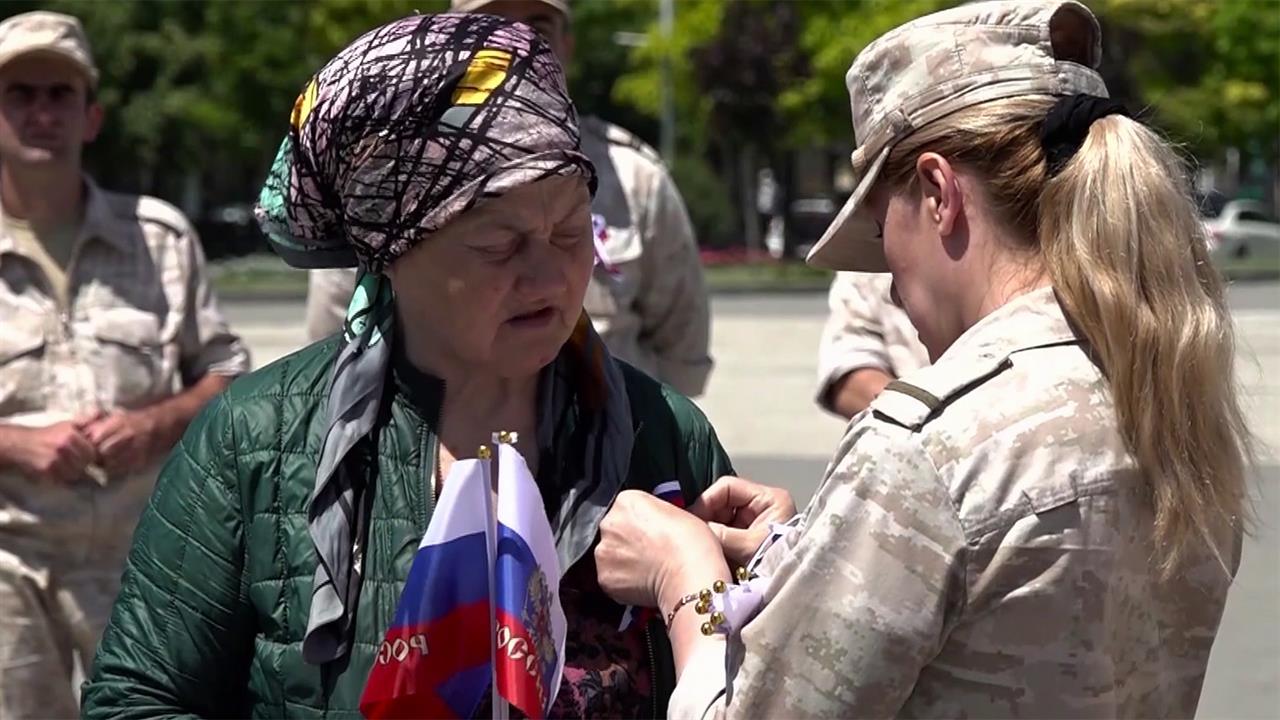 Ко Дню России в центре Грозного развернули флаги России и Чеченской республики.