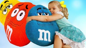 Finger family song with Сolored Pillows M&M's - Roma and Diana kids video