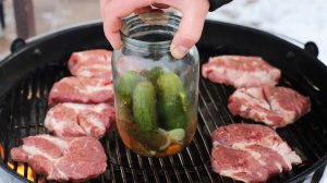 Мясо с солеными огурцами на угольном гриле