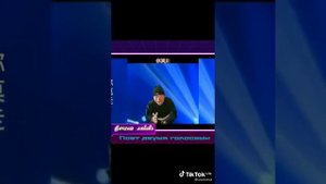 поёт двумя голосами