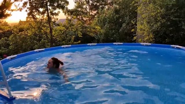 Природа, музыка, бассейн-дачное наслаждение! смотреть онлайн