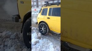 Нива с отвалом чистит снег