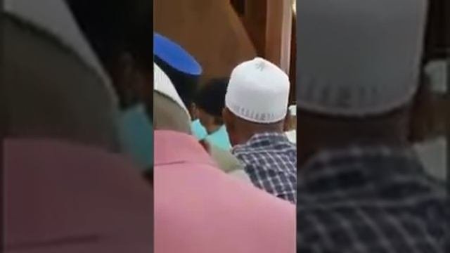 Малайзия. Имам умирает на пятничный Намазе ..