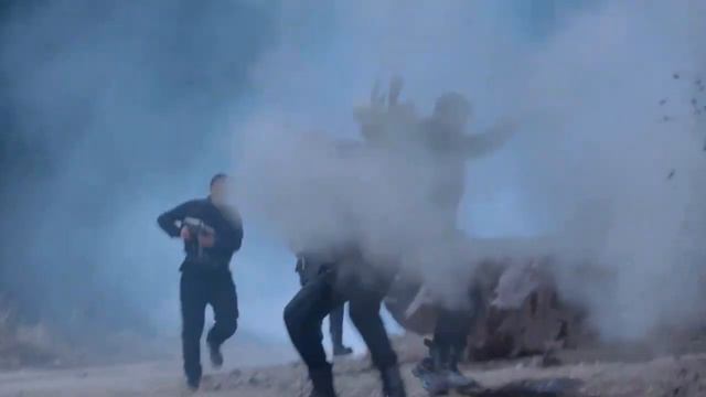 日軍大佐設下計中計，想把國軍特戰隊騙進陷阱趕盡殺絕，卻不料竟被紅衣女俠破壞計劃！⚔️ 抗日 смотреть онлайн