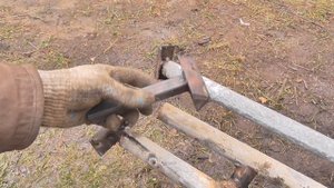 Подъемник из лебедки и старых труб за полчаса своими руками #лебедка #трактор #ремонт