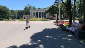 КРАСИВЕЙШИЕ МЕСТА ХАРЬКОВА, ПАРК ГОРЬКОГО! КАТАЕМСЯ НА РОЛИКАХ С ЛЕНОЙ И КОСТИКОМ | Arina Belaja