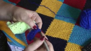 Вяжем крючком плед из квадратов .