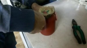 Как открыть банку  с помидорами без ключа?