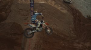 FMX. Прыжки через планку на мотобайке