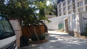 Это я на отдыхе с отцом в ялте в авусте 2018 года, около дома где снимали сваты 4