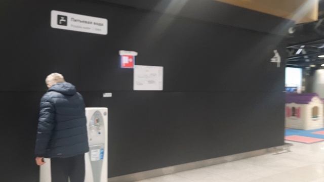 Обзор изнутри зона вылета аэропорт Шереметьево в Москве терминал B (В) перед вылетом с самого утра