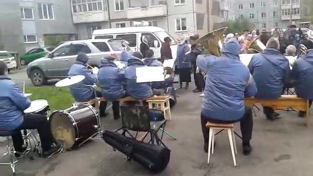 Духовой оркестр во дворе :) смотреть онлайн