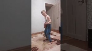 играем на гитаре тун тун тун играю на гитаре тон тон тон