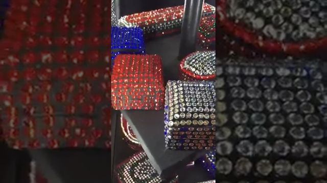 Изделия ручной работы, шкатулки, свадебные футляры для ювелирных страз, ремни из страз и так далее.