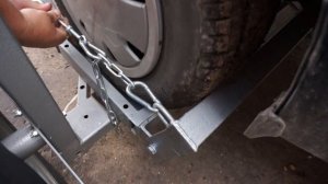 Крепление колес на прицепе эвакуаторе с частичной погрузкой автомобиля Багем