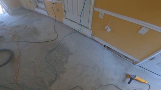 Стяжка / заливка пола в процессе ремонта в частном доме США смотреть онлайн