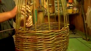 Плетение корзины из лозы