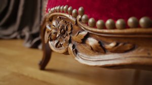 Кресло бержер в красной бархатной обивке