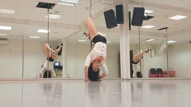 Стойки на пилоне в exotic pole dance, инструктор Дарья смотреть онлайн
