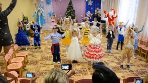 Новогодние игрушки, свечи и хлопушки