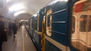 Состав из вагонов 81-540.2/541.2 "Пришелец" следует резервом мимо станции Невский проспект метро СП