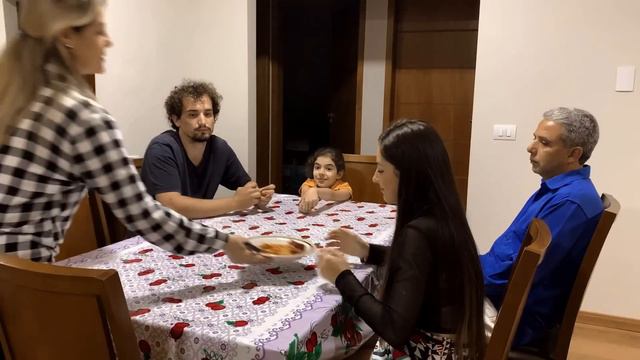 O PAI DELA MORREU, MAS QUIS IR DAR UM ÚLTIMO ABRAÇO NA FILHA AMADA смотреть онлайн