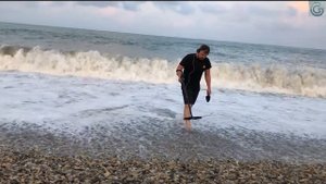 Пляжный коп на море во время шторма