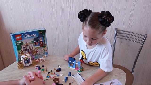 Lina  собирает "Карету и домик Золушки" (Lego 41146), часть 2 смотреть онлайн