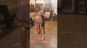 Танец Мамы и дочки на дне рождения Мамы, очень душевно и криво. #красиво #юбилей