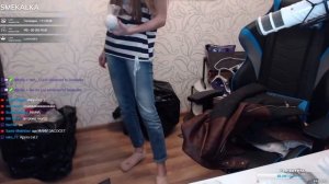 СМЕКАЛКА ПОКАЗАЛА СИСЬКИ И ЖОПУ НА СТРИМЕ