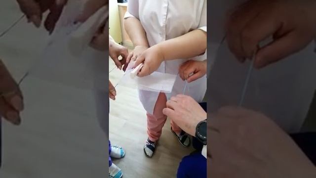 КАК БЫСТРО СДЕЛАТЬ МАСКУ ИЗ БИНТА БЕЗ ШИТЬЯ смотреть онлайн