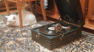 "Любимый город" Марк Бернес,играет патефон.