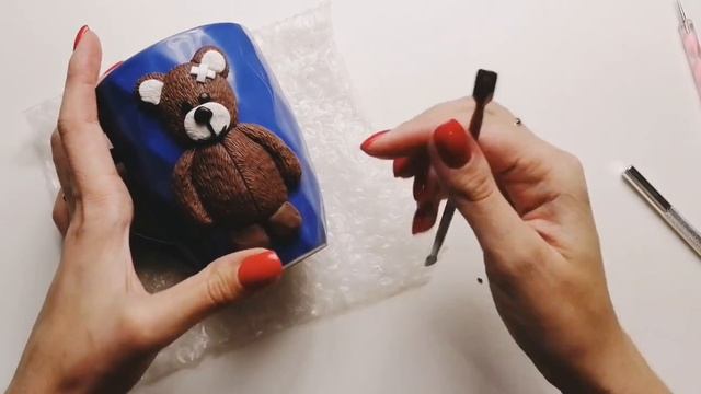 Лепим Мишку боксера из полимерной глины на кружке.