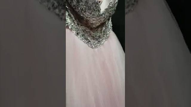 Розовое пышное платье с топом украшенным камнями