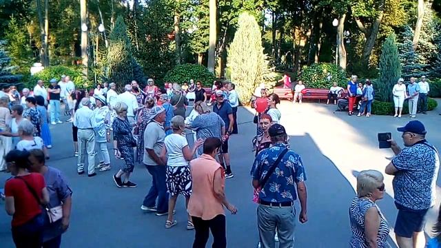108. Лепим тесто. Танцевать ретро танцы в парке горького Харьков.
