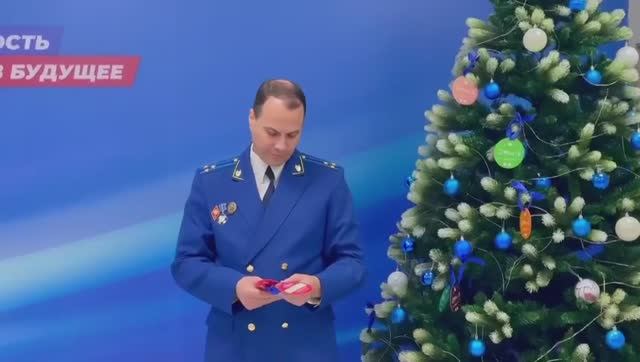 Прокурор Калмыкии исполнил мечты двух девочек из Антрацита