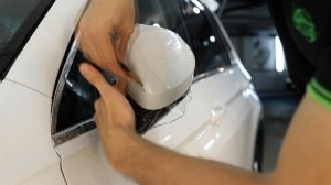 Клеим зеркало на Тигуане 2017 года.