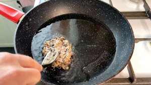 Котлеты из сушёных грибов и фарша с грибным соусом. Экономное и необычное блюдо