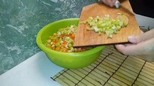 ЗАМОРАЖИВАЮ перец салатный для приготовления первых блюд.