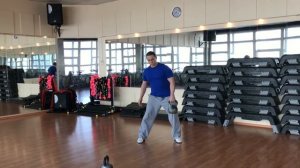 Нестандартное упражнение с гирей. Игорь Манохин.