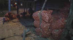 Фура с луком рухнула на тротуар